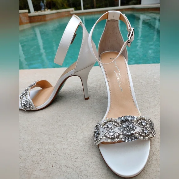 Betsy Johnson white satin embellished with rhinestone and pearls - Picture 1 of 12